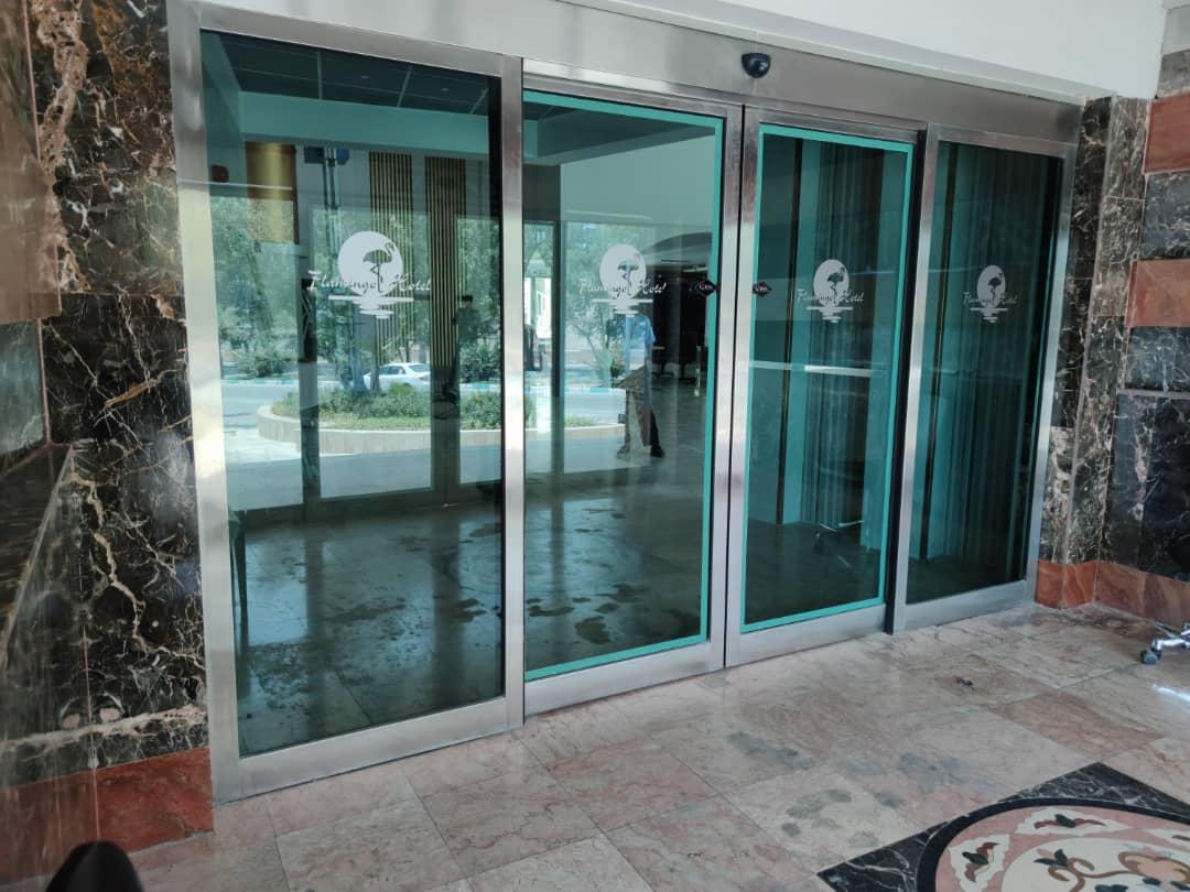 نصب درب اتوماتیک شیشه ای در هتل دلفین کیش